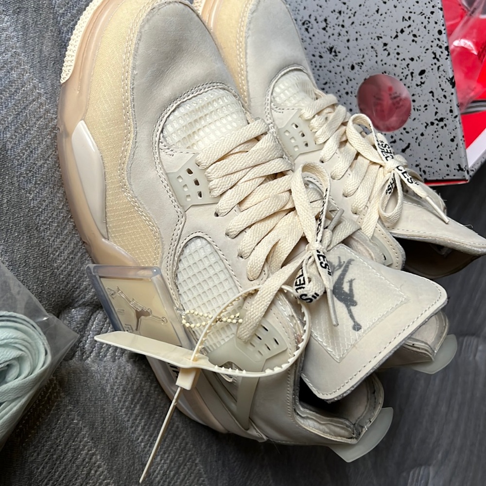 Jordan 4 Retro
Off-White Sail